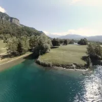 SALLANCHES EN REALITE VIRTUELLE 🎥
Vous n'avez pas encore eu l'occasion de venir tester nos casques de réalité virtuelle à l'office de tourisme ? On vous offre un nouvel aperçu aujourd'hui 🤩

➡ lien dans notre bio / chaîne YouTube Sallanches Tourisme

Envie de profiter de magnifiques paysages naturels en vous relaxant ? 🧘 L’office de tourisme de Sallanches vous propose un choix de vidéos en réalité virtuelle sur le thème de la nature. Parmi celles-ci, une vidéo sur la thématique de l’eau 💦 : survolez les lacs des Ilettes, découvrez la majestueuse cascade d’Arpenaz et reposez-vous au bord d’un torrent méconnu face au Mont-Blanc.
Rendez-vous à l’office de tourisme de Sallanches en Haute-Savoie, pour profiter de cette expérience à 360°. 🤩

#sallanches #sallanchestourisme #savoiemontblanc #montblanc #destinationmontblanc #montagne #hautesavoie #hautesavoietourisme #sallanchesmontblanc